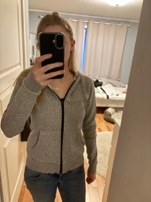 Zip up tröja ifrån Andy  - Jag säljer den för att jag har tröttnat på den, jag har sprättat bort en logga där fram. Skriv gärna om du har någon fråga 🫶💕