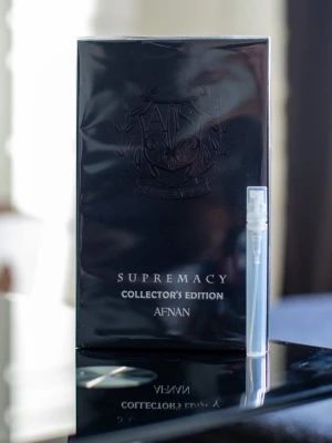 Afnan Supremacy Collector's Edition 5ml - Afnan Supremacy Collector's Edition – 5 ml💎 En av de bästa och mest hyllade klonerna av Creed Aventus Absolu! Fruktig pineapple i öppningen, rökig djup och massor av karisma. Mer smooth, versatile och långvarig än många andra Aventus-varianter – perfekt för vardag och fest. Ca 60–70 sprays – räcker gott för att testa ordentligt under flera veckor. Pris: 69 kr.