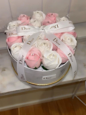 Evighetsrosor elegant presentbox  - Lyxig presentbox med Evighetsrosor i marmormönstrad design med gulddetalj, fylld med blommor i vitt och ljusrosa. Dekorerad med vit rosett med logga. Perfekt som gåva eller dekoration.