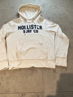 Hollister hoddie vintage - Säljer denna sjukt feta hoddie från Hollister med ett sjukt bra skick.  Tveka inte på att ställa frågor 