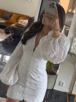 Adoore Florence Dress - Öppen för prisförslag! Tänker att det är på tiden att någon får ta över min studentklänning. Den ligger bara i garderoben. Den är köpt hos självaste Adoore och den är i storlek 36. Som ny, använts till studenten och min mottagning. Ingen som helst fläck eller hål! Nypris 1495 kr!