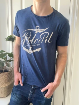 Polo Ralph lauren t shirt  - Polo Ralph lauren t shirt, Inga defekter! Modellen i bilderna är 180 cm 75 kg och bär Storlek L , Kom med frågor! 🌟 (Kan gå ned i pris vid köp av paket 😉) 