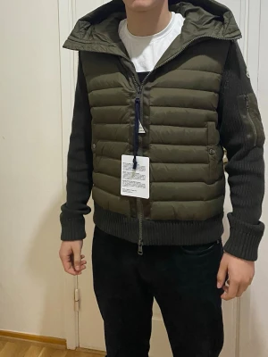 Moncler cardigan - Snygg olivgrön Moncler cardigan 