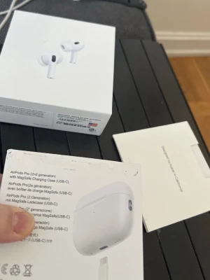 Apple AirPods Pro 2 USB-C - Säljer ett par vita Apple AirPods Pro (2nd generation) med MagSafe-laddningsetui och USB-C. Snygg och kompakt design med silikonproppar för bra passform och brusreducering. Perfekt för dig som vill ha grymt ljud och smidig anslutning till iPhone eller andra Apple-enheter.