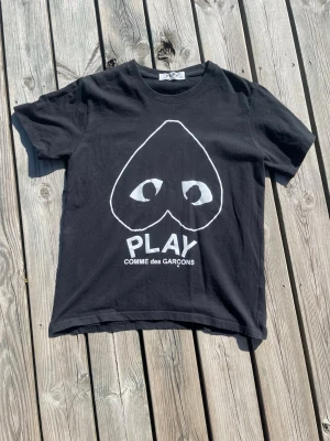  Comme des Garçons t-shirt - Tjena! Säljer en snygg Comme des Garçons t-shirt som är perfekt till sommaren. Nästan nyskick och inget som tyder på användning. Skriv om det finns nån fundering och priset är inte hugget i sten🥂