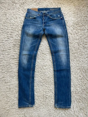 Blå Dondup George jeans - Blå Dondup George jeans Inga defekter, endast slitage vid benöppningen, inget som påverkar användning och gör endast jeansen schysstare Storlek 30 Hör av er vid frågor!🙌
