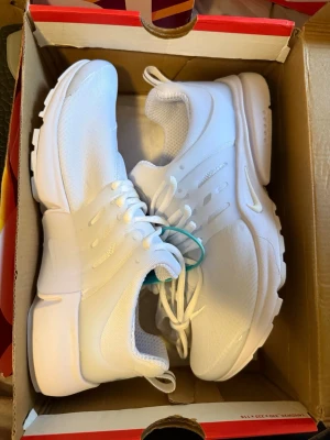Nike Prestos vita  sneakers - Nike prestos helt nya hel vita sköna