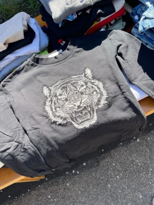 Black story tigertröja dam  - En damtröja med stor tiger på framsidan från black story. Storlek XS/S 