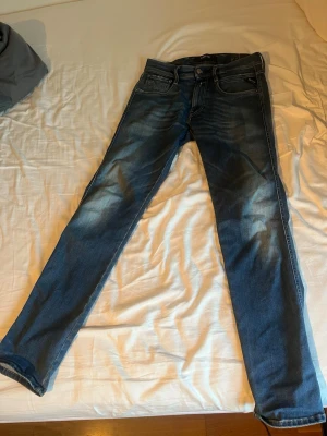Replay Hyperflex Anbass - Ruggigt sköna byxor med bra stretch och snygg färg med lite ”bleached” look! Storlek 28/32 passar dig som är runt 180 cm lång