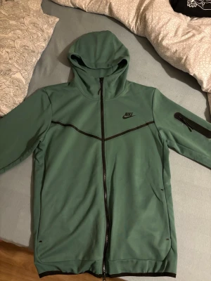 Grön hoodie från Nike - Unik grön nike tech zip hoodie. Använd ett fåtal gånger💚