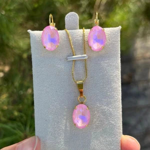 Set örhängen halsband rosa - Brisyrkrok och halsband i guldpläterad mässing med Kristaller. Ovala kristaller 10x14mm, färg Powder Rose De Lite. Senare biler visar andra set som finns i lager. Jag skickar endast spårbart, samfraktar.Fast pris. Besök gärna mina övriga annonser.  Till mina smycken använder jag kristaller från Preciosa, Aurora och Swarowski.