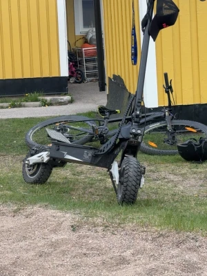 Svart grå el skoter Ootd t10  - Tuff svart elscooter med breda, grovmönstrade däck för extra grepp. Scootern har robust ram, bred fotplatta och handtag med display. Perfekt för dig som vill ta dig fram snabbt och smidigt i stan eller på grusvägar.
