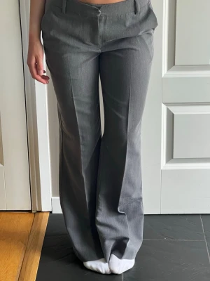 Grå kostymbyxor med utsvängda ben - Supersnygga kostymbyxor från Gina Tricot i modellen ”relaxed bootcut trousers”, storlek 36💗