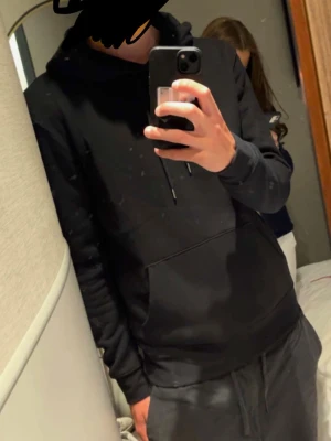 Svart hoodie M - Köptes i London i somras, runt 700, försökte hitta samma tröjan men verkar ej finnas kvar, passformen är perfekt och skriv om mer bilder behövs! Skicket är 9/10