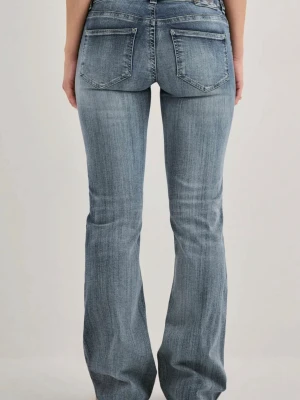 Blå bootcut jeans från Nelly - Säljer ett par blå bootcut jeans från Nelly med klassisk femficksmodell och låg midja. Endast använda en gång. De är i storlek 36 och passa bra i längden på mig som är 167 men säljer då de är för stora på mig. Köpta för 699kr och säljer för 600kr