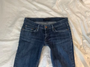 Levi’s jeans - Säljer ett par jätte snygga lågmidjade omsydda jeans ifrån Levi’s! Skulle säga storlek storlek S/EU. Midjemått: ca 37,5cm. Innerbenslängd: ca 77,5m!! Skriv om ni vill ha fler bilder med jeansen på eller på de omsydda delarna! Jag kan ofta posta samma dag som varan är köpt och priset kan diskuteras! ☺️☺️ 