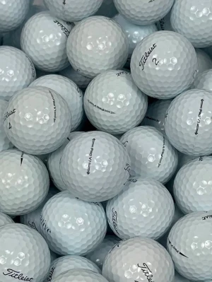 Vita golfbollar från Titleist - Ett gäng vita golfbollar från Titleist med klassisk dimple-design och märkning. Perfekta för dig som vill fylla på golfbagen inför nästa runda. Säljes i bulk, alla bollar är av samma modell och har tydlig logga.