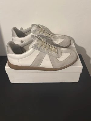 Maison margiela skor - Säljer mina feta margielas, som är äkta och i bra skick! Låda kommer med och dessa passar till många olika stilar och outfits! Skriv om du undrar någon fråga eller liknande, lite smutsiga men går att tvätta bort enkelt 