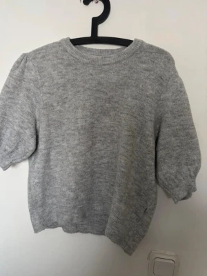 Stickad tröja ifrån Gina tricot - En del använd obs! Krympt i tvätten då mamma råkade köra den i torktumlaren stl L men passar M/S fint