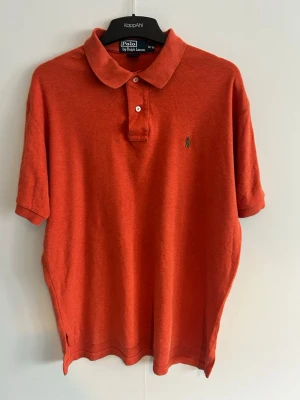 Polo Ralph Lauren - • 🇸🇪 Orange från Polo Ralph Lauren. Broderad logga på bröstet.   Använd, men fortfarande i fräscht skick utan några speciella anmärkningar.   Pris går alltid att diskutera vid snabb affär 🥂  
