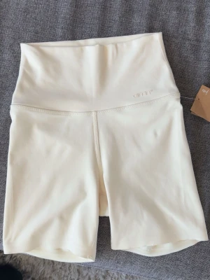 Cream vita Aim'n shorts - Cream vita ”cykelshorts” från Aim'n med hög midja (går att vika ner). Stretchigt och mycket skönt material🥰 Säljer pga råka köpa fel storlek & hann ej lämna tbx.  Prislapp kvar och aldrig använda - köpta för 500!!!  Pris kan diskuteras