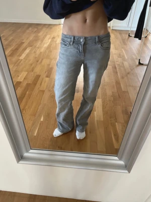 Ljusgråa lowwaist jeans - Säljer ett par ljusgråa raka lowwaist jeans från Bershka i stolrek 32. Jag har sytt upp dem hos skräddare och passar mig som är 160 perfekt i längd.