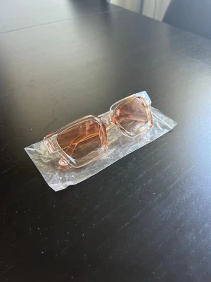 Ljus coral solglasögon  - Ljus coral solglasögon | Helt nya | One size | Inget specifikt märke men samma glas/material som chimis | Hör av er vid frågor eller funderingar 🙌