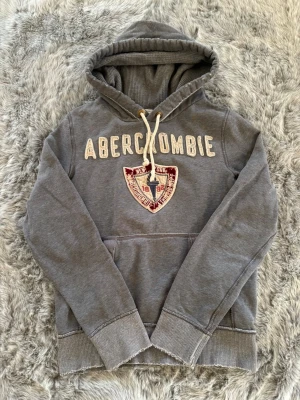 Abercombrie&Fitch Hoodie - Säljer denna sällsynta och mycket eftertraktade Abercrombie & Fitch hoodie | Storlek S | Mycket bra skick | Vid eventuella frågor hör gärna av dig och erbjuder bra pris vid köp av bundle 😁✅