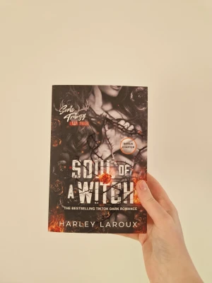 Soul of a Witch av Harley Laroux - Soul of a Witch är en mörk romantisk bok på engelska, del tre i Souls Trilogy. Omslaget är svart med eldiga och mystiska motiv samt en bonuskapitel-sticker. Perfekt för dig som gillar fantasy, magi och spänning. Nypris 179 kronor