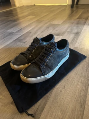 Lanvin skor patent captoe/ Lanvin shoes - Säljer ett par använda Lanvin med den kända patent captoen vilket betyder att framme på skon är det glansigt - Storlek 39,5 (dm för mått) - Mörkgröna, svart framtå - Original dustbag - Helt ok mocha Använda men fortfarande i användbart skick. Sula är 26cm lång