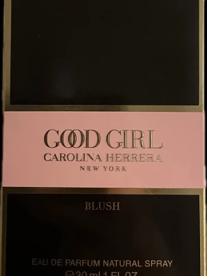 Good Girl Blush parfym 30ml - Good Girl Blush från Carolina Herrera är en lyxig parfym i en elegant svart och rosa förpackning med gulddetaljer. Eau de Parfum Natural Spray, 30 ml. Perfekt för dig som gillar exklusiva och feminina dofter.