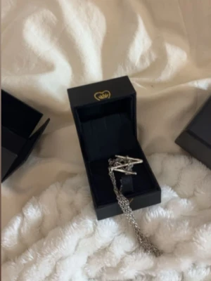 Silverhalsband med bokstavsberlock - Snyggt silverfärgat halsband med en bokstavsberlock i form av ett N. Kedjan är tunn och stilren, perfekt för att ge en personlig touch till din outfit. Halsbandet kommer i en svart ask och kan enkelt matchas med andra smycken, till exempel ett pärlhalsband. Längd 55-60 cm. Skriv vid frågor och buda inte om ni inte är beredda att köpa för det priset ❤️Box och påse tillkommer såklart vid leverans. Kan både posta eller mötas upp.