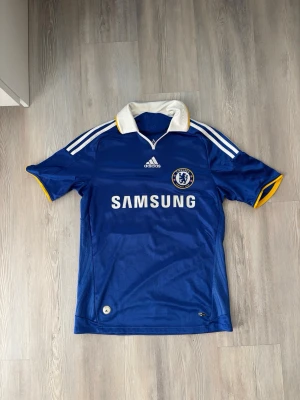 Chelsea 07/08 Deco tröja - Chelsea hemmaställ 07/08 med Deco på ryggen. Storlek S. Bra skick 
