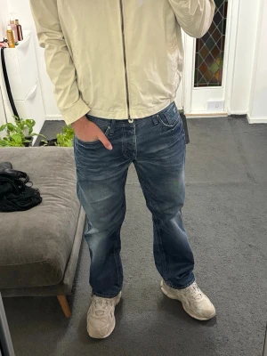 Vintage tvättade straight jeans  - Säljer ett fint par vintage Jack and Jones jeans. Jag har storlek w32/33 L32/33 och de passar mig perfekt. Dock står de att Jensen är W36 men de passar perfekt för mig med ett bälte och sitter straight. Riktigt fina tvättningar och slitningar me.