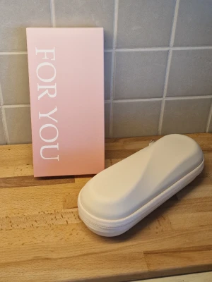 eltandborste med tillbehör - ColourPurple + Tongue Cleaner 【5 Smart Modes + Smart Memory】: Enjoy customized oral care with 5 cleaning modes (white, gum protection, sensitive, etc. ), which automatically adapts to your needs. Smart memory function remembers your last setting for instant, personalized cleaning with every use. 【Professional 45-Day Run Time & Quick Charge】: No more blank battery! Up to 45 days of running time (at 2x in 2 minutes) and full power after just 2 hours of fast charging. Ideal for travel and stressful