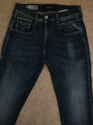 Replay Anbass Jeans - Snygga mörkblå jeans från Replay. Storlek 29 i midjan och 32 i längden. Bra skick. Säljs då de har blivit för små. Nypris runt 1500kr mitt pris 399kr. Kontakta mig om du har en fråga eller kanske vill köpa dessa jeans.
