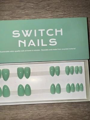 Switch Nails Matcha Doin Almond Short - Press-on naglar i modellen Matcha Doin från Switch Nails. Naglarna har en kort mandelform och kommer i en snygg matchagrön färg. Tillverkade av återvunnet material och kan återanvändas. Perfekt för dig som vill ha salongskänsla hemma. Säljes utan tillbehör.
