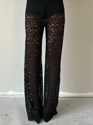 Svarta spetsleggings med vida ben - Säljer ett par superfina svarta spetsbyxor från design by si i storleken xs/s. De är aldrig använda då dom tyvärr inte passade mig i smaken💕 kom privat vid frågor🩷