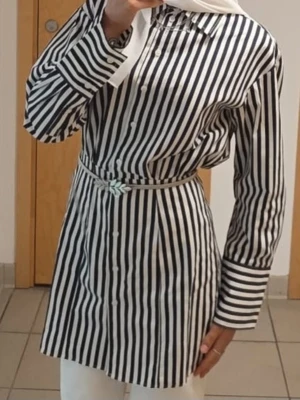 Randig skjorta - Snygg långärmad skjorta med marinblåa och vita vertikala ränder. Skjortan har klassisk krage, knappar framtill. Perfekt för en trendig och stilren look.