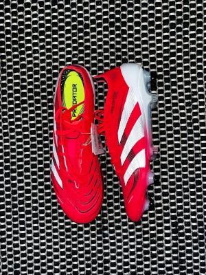 Adidas Predator Elite - Säljer helt oanvända Adidas Predator. Skorna  är röda med gummi på inre sidan av skorna för bättre grepp och skruv på bollen. Skorna är (SG) där dom  är gjorda för mjukmark/gräs. Pris kan självklart diskuteras.
