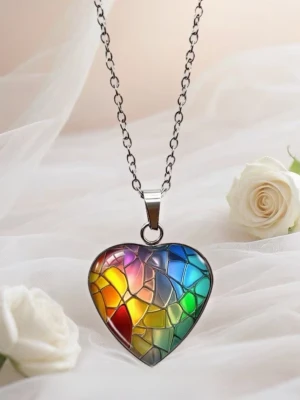 Halsband med hjärthänge - Snyggt halsband med silverfärgad kedja och ett hjärtformat hänge med glasöverdrag. Hänget har ett motiv i olika färger. Kedja 45 + 5 cm. Berlock 2 × 2 cm. Perfekt accessoar för dig som gillar färginspirerade smycken.