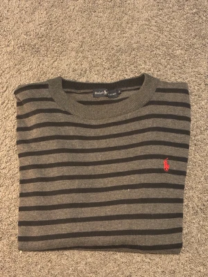 Randig tröja från Ralph Lauren - Sweatshirt från Ralph Lauren, mycket bra skick, Storlek M, 100% bomull