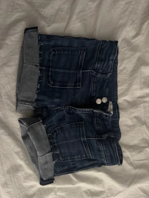 Jenshorts Gina  - Snygga Jens horts för sommaren, gjorde om dessa till horts på grund av att de va för små, men de passar tyvärr ej så säljer dom nu pris kan diskuteras 