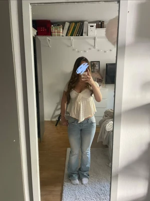 Ljusblå bootcut jeans med slitningar - Säljer ett par ljusblå lågmidjade bootcut jeans med slitningar på benen. Använt fåtal gånger och köpta från gina tricot för bara några veckor sen men säljer pga jag inte använder de. Skriv för fler detaljer💕