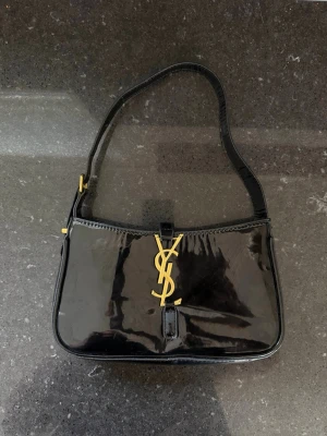 Fejk Svart axelväska från Yves Saint Laurent - Lite använd. Super fint skick 