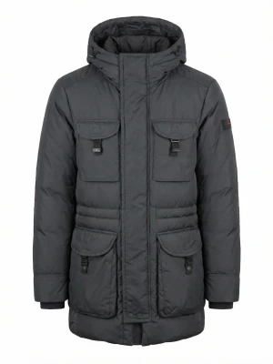 Svart parkas från Peuterey - Stilren svart parkas från Peuterey med fyra framfickor, hög krage och huva. Jackan har diskret logotyp på ärmen och praktiska detaljer som dragkedja och knappar. Perfekt för kalla dagar med sin vadderade design.