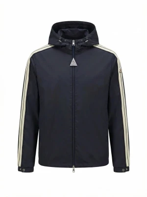 Marinblå vindjacka från Moncler - Snygg marinblå vindjacka från Moncler med vita ränder längs ärmarna och huva med dragsko. Jackan har hel dragkedja framtill, tryckknappar vid ärmslut och Moncler-logga på vänster ärm. Perfekt för en sportig och stilren look.