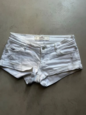 Jättefina Hollister shorts  - Säljer så snygga shorts från Hollister, jätte fint skick. Snygga revor!  Skriv för mått i frågor och bud!!🤍🤍
