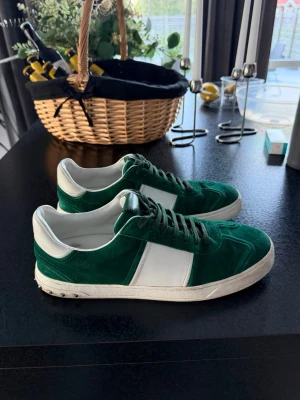 Valentino flycrew  - Tjena! Säljer nu mina sjukt feta flycrews, den absolut fetaste färgen! Tyvär finns inget og kvar dvs box och påse. Denna modell är mindre i storlek, dvs har du storlek 44 i vanliga skor, kör 45 på dessa. Skorna är i sjukt bra skick, både invändigt samt utvändigt i både mockan och sulorna. Hör av er vid intresse, skambud undanbes! Allt gott! 🫡😊