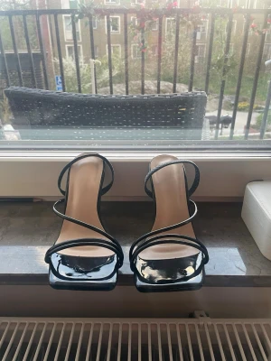 Svarta skor  - Svarta klackar med en kort klack. Jätte eleganta till fester m.m. Jätte fina. De va tyvärr lite små på mig som gör att jag behöver sälja de